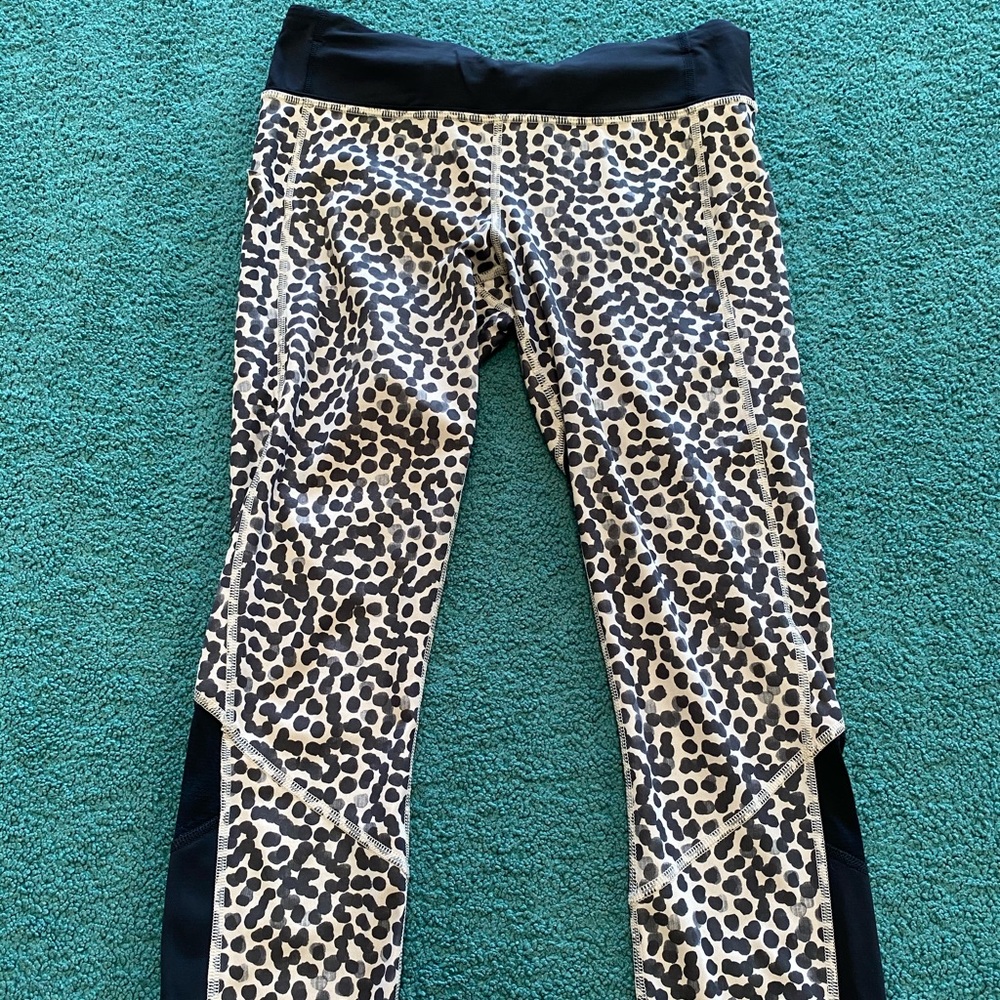 Lululemon leggings with black mesh with pockets